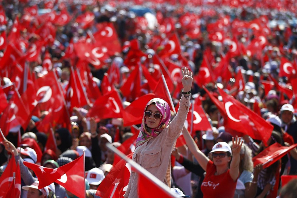 Statisíce lidí v Istanbulu dorazily na demonstraci, kterou pod heslem Shromáždění demokratů a mučedníků svolal turecký prezident Erdogan.