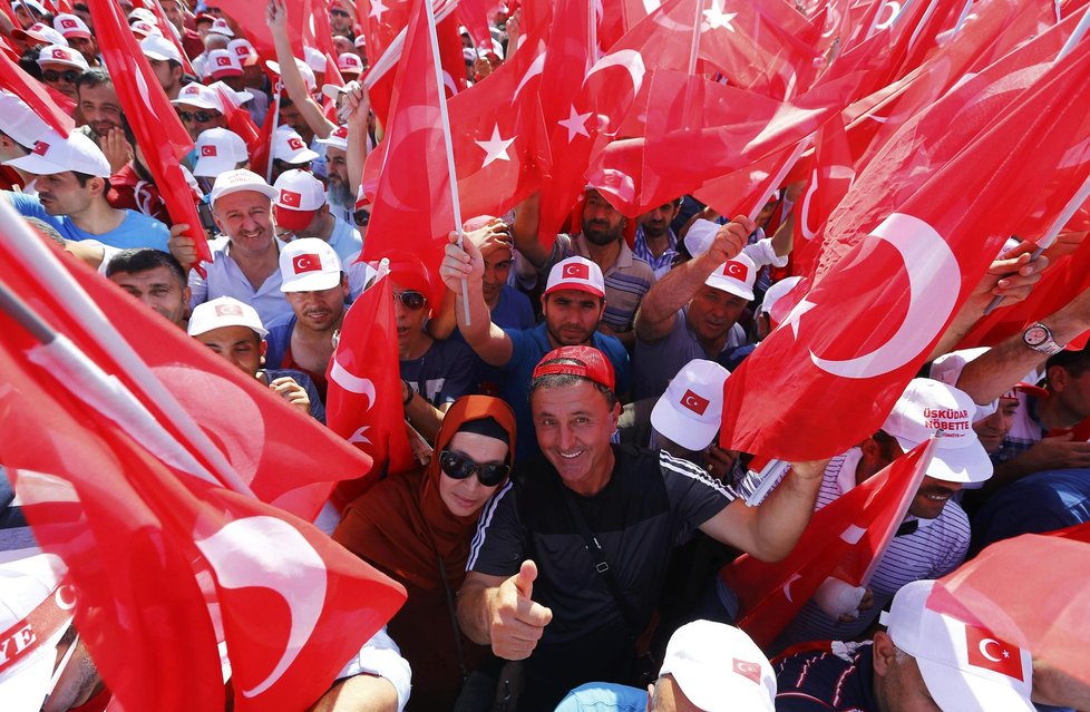 Statisíce lidí v Istanbulu v srpnu dorazily na demonstraci, kterou pod heslem Shromáždění demokratů a mučedníků svolal turecký prezident Erdogan.