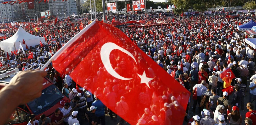 Statisíce lidí v Istanbulu dorazily v srpnu na demonstraci, kterou pod heslem Shromáždění demokratů a mučedníků svolal turecký prezident Erdogan.