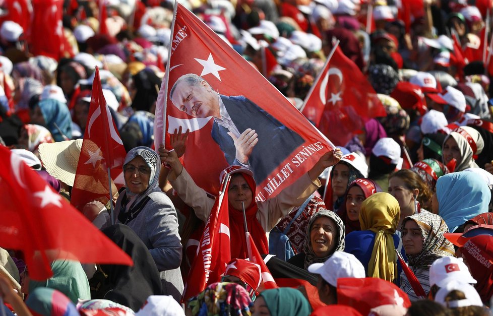 Statisíce lidí v Istanbulu dorazily v srpnu na demonstraci, kterou pod heslem Shromáždění demokratů a mučedníků svolal turecký prezident Erdogan.