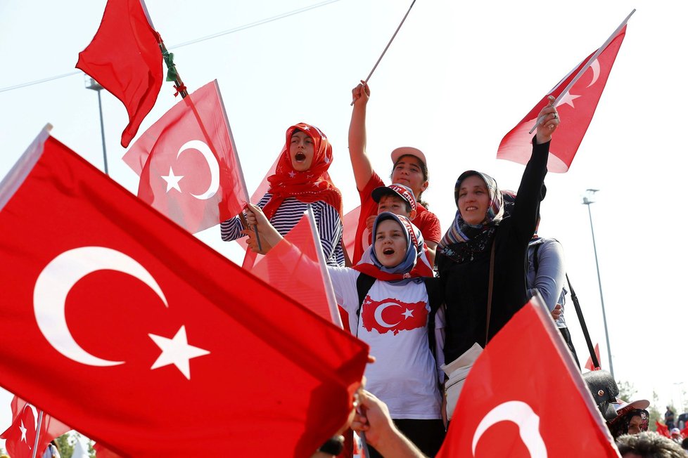 Statisíce lidí v Istanbulu dorazily na demonstraci, kterou pod heslem Shromáždění demokratů a mučedníků svolal turecký prezident Erdogan.