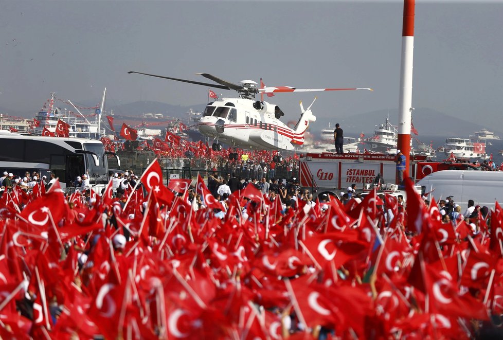 Statisíce lidí v Istanbulu dorazily na demonstraci, kterou pod heslem Shromáždění demokratů a mučedníků svolal turecký prezident Erdogan.