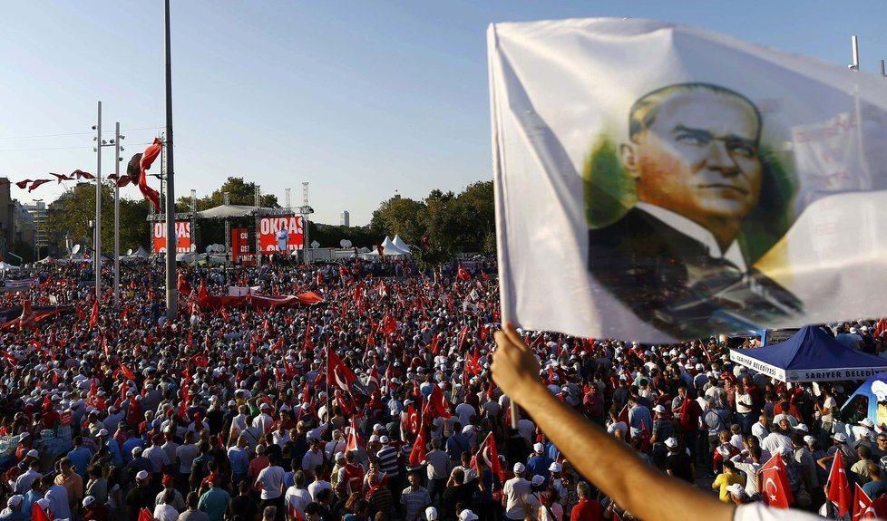 Statisíce lidí v Istanbulu dorazily na demonstraci, kterou pod heslem Shromáždění demokratů a mučedníků svolal turecký prezident Erdogan.