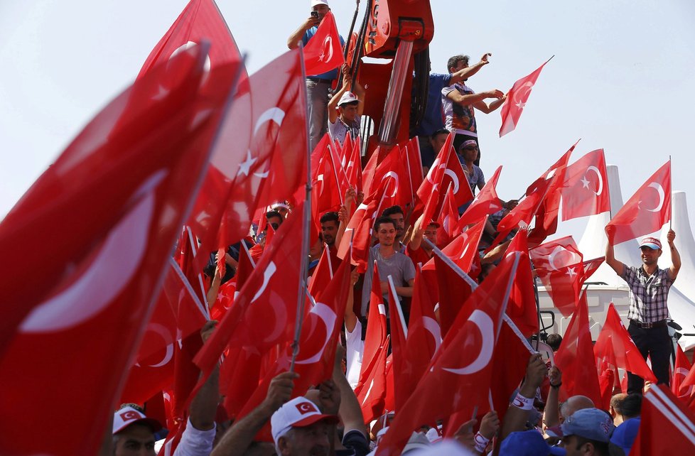 Statisíce lidí v Istanbulu v srpnu dorazily na demonstraci, kterou pod heslem Shromáždění demokratů a mučedníků svolal turecký prezident Erdogan.