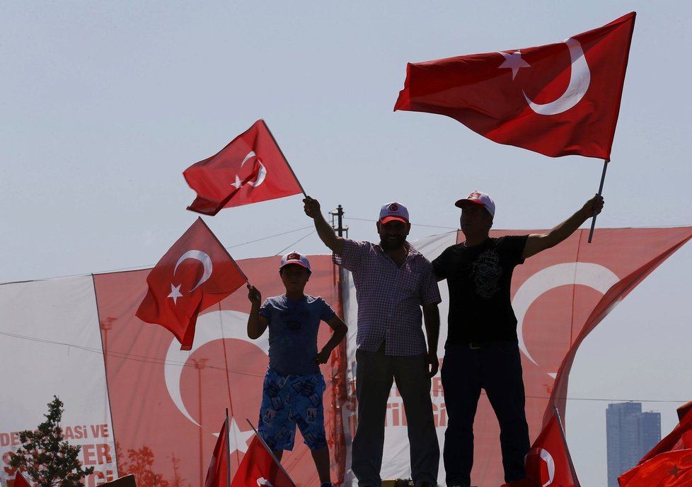 Statisíce lidí v Istanbulu dorazily na demonstraci, kterou pod heslem Shromáždění demokratů a mučedníků svolal turecký prezident Erdogan.