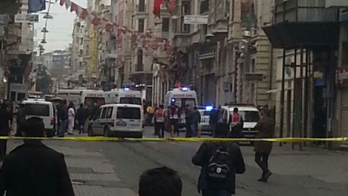 Sanitky a policie na místě exploze v centru Istanbulu