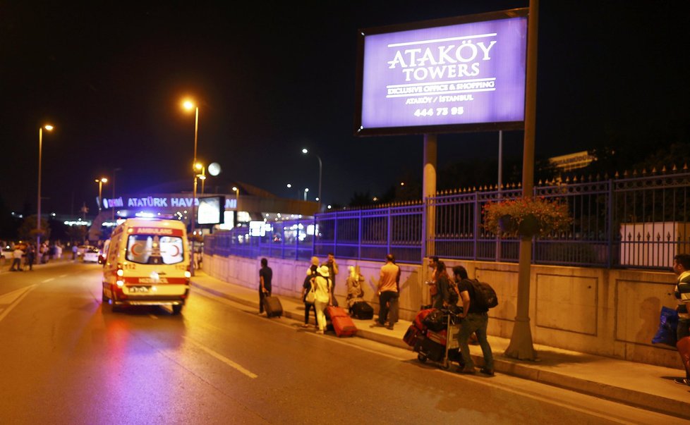 Letištěm v Istanbulu otřásly výbuchy: Desítky lidí zemřely.