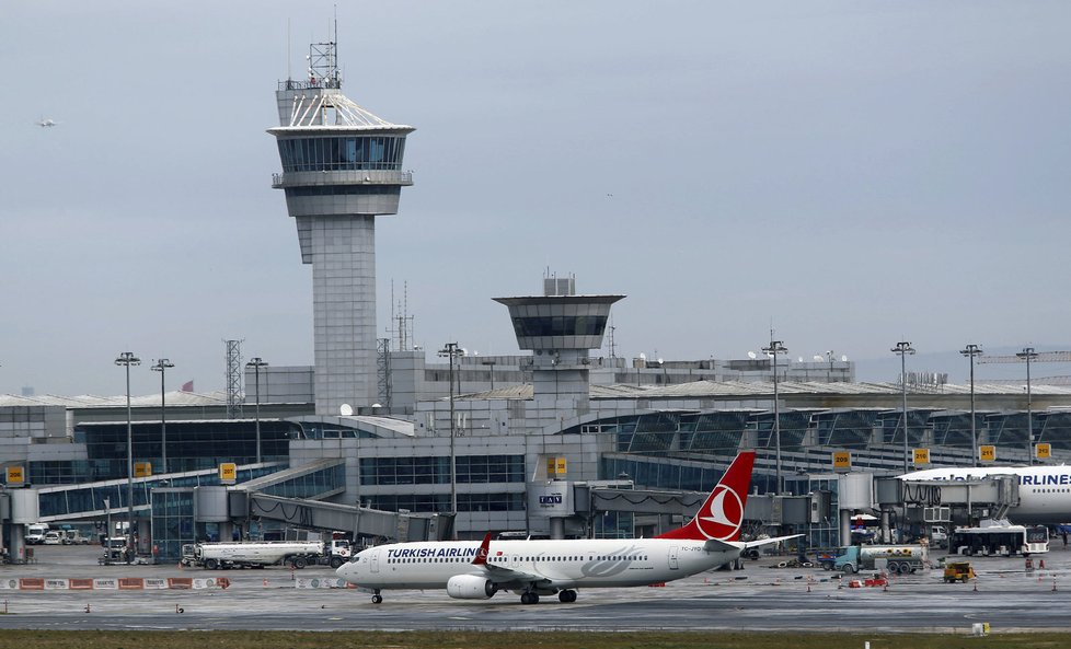 Atatürkovým letištěm v Istanbulu otřásly exploze. Šlo o sebevražedný útok.