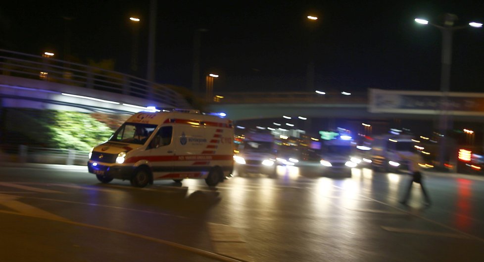 Atatürkovým letištěm v Istanbulu otřásly exploze. Šlo o sebevražedný útok