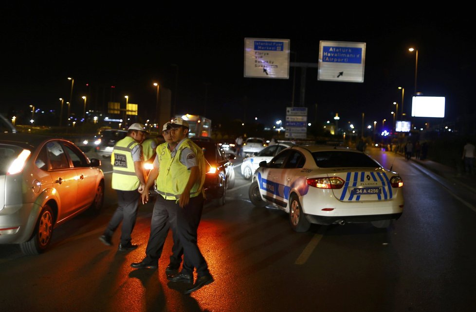 Atatürkovým letištěm v Istanbulu otřásly exploze. Šlo o sebevražedný útok.