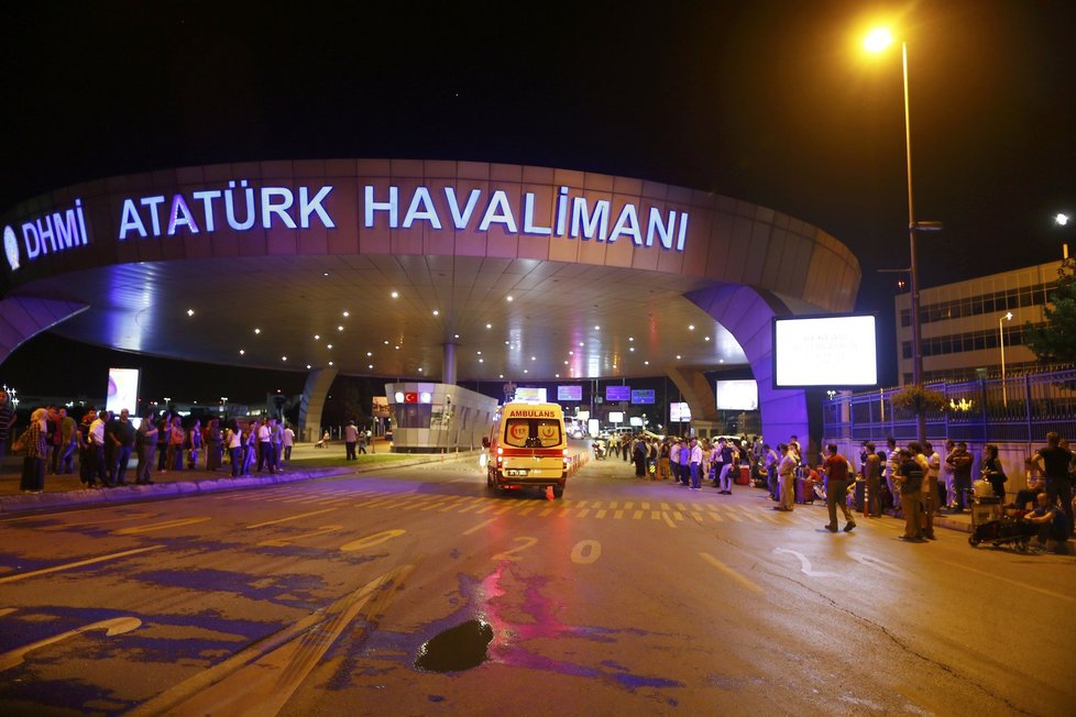 Letištěm v Istanbulu otřásly výbuchy: Desítky lidí zemřely.