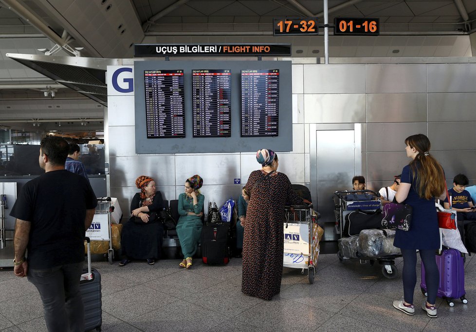 První den po masakru v Istanbulu: Stovky zrušených letů, Češi zřejmě v pořádku.