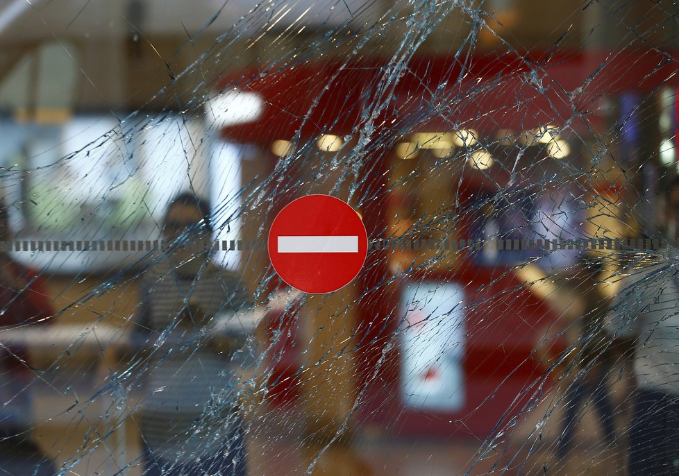 První den po masakru v Istanbulu: Stovky zrušených letů, Češi zřejmě v pořádku.