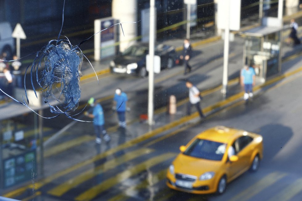 První den po masakru v Istanbulu: Stovky zrušených letů, Češi zřejmě v pořádku.