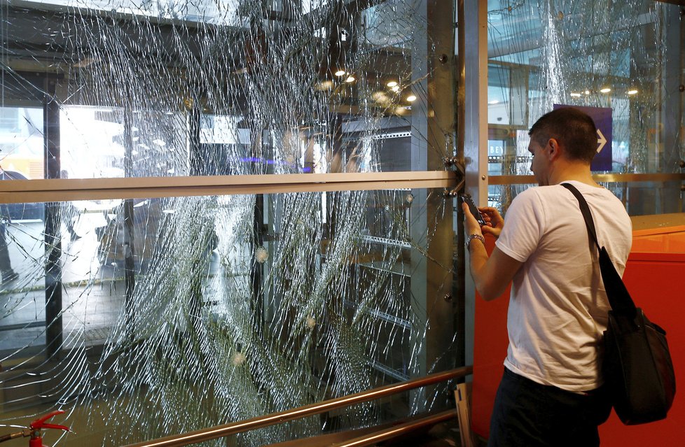 První den po masakru v Istanbulu: Stovky zrušených letů, Češi zřejmě v pořádku.