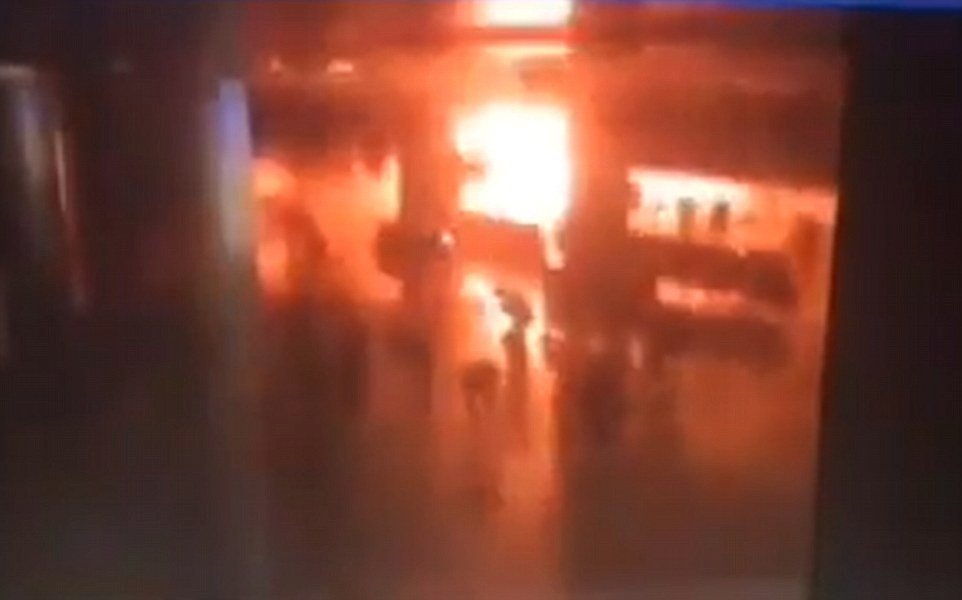 Výbuch na Atatürkově letišti v Istanbulu.