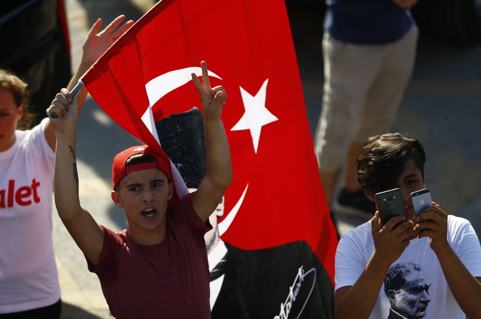 Demonstrace za svobodu v Istanbulu: Opozice pochoduje za svého odsouzeného kolegu.