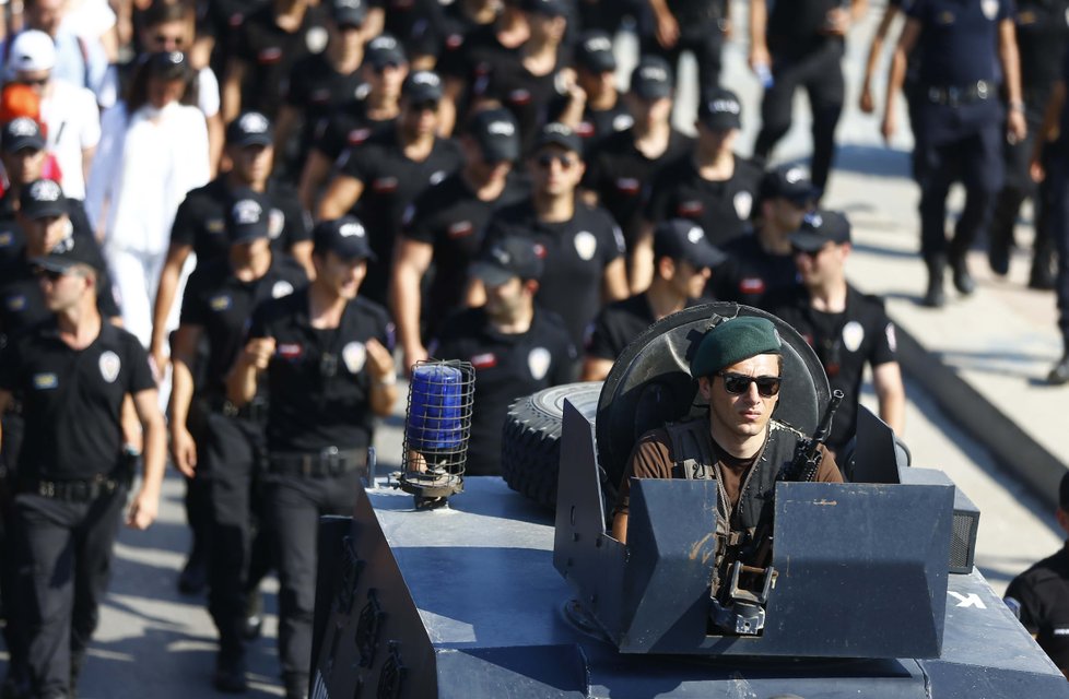 Demonstrace za svobodu v Istanbulu: Opozice pochoduje za svého odsouzeného kolegu.