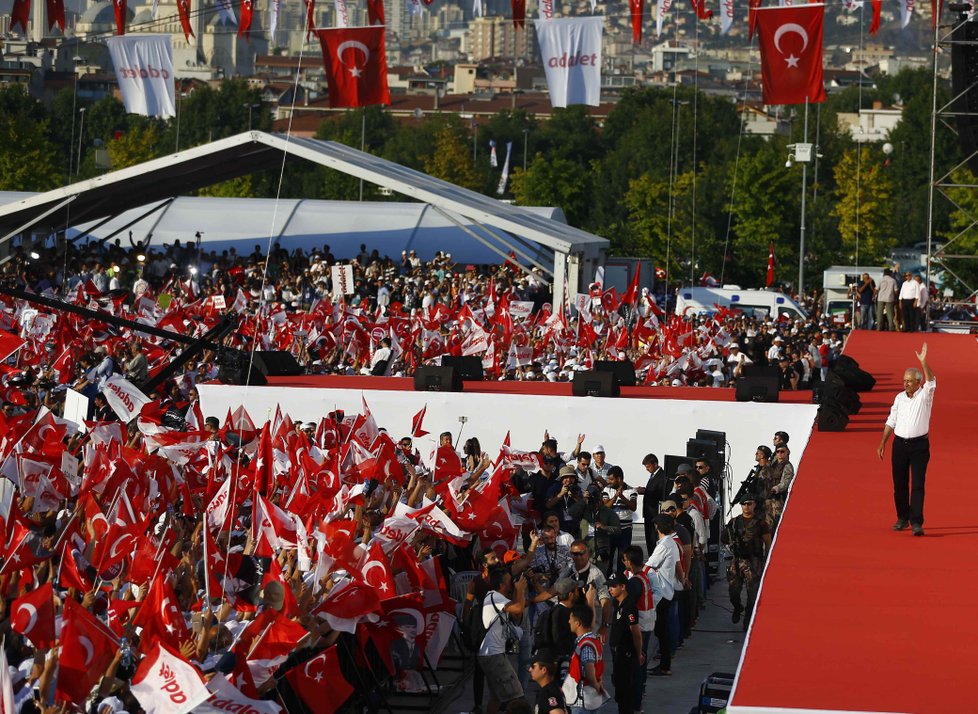 Demonstrace za svobodu v Istanbulu: Opozice pochoduje za svého odsouzeného kolegu.