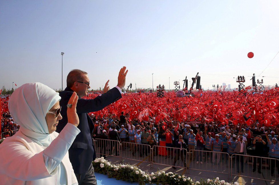 Erdogan s manželkou Emine zamávali v Istanbulu stovkám tisícům Turků, kteří přišli vyjádřit prezidentovi podporu