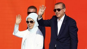 Erdogan s manželkou Emine zamávali v Istanbulu stovkám tisíc Turků, kteří přišli vyjádřit prezidentovi podporu