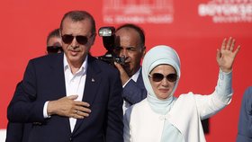 Erdogan s manželkou Emine zamávali v Istanbulu stovkám tisíc Turků, kteří přišli vyjádřit prezidentovi podporu.