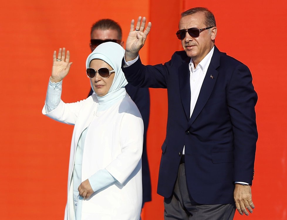 Erdogan s manželkou Emine zamávali v Istanbulu stovkám tisíc Turků, kteří přišli vyjádřit prezidentovi podporu.