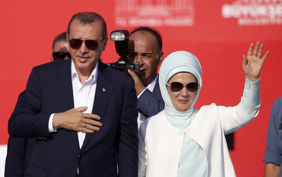 Erdogan s manželkou Emine zamávali v Istanbulu stovkám tisíc Turků, kteří přišli vyjádřit prezidentovi podporu.