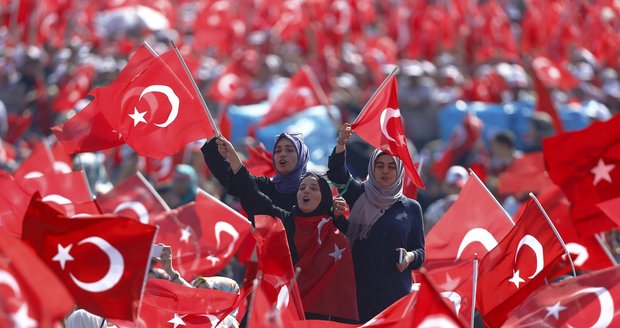 Turečtí diplomaté prosí Německo o azyl. Bojí se vrátit po čistkách domů 