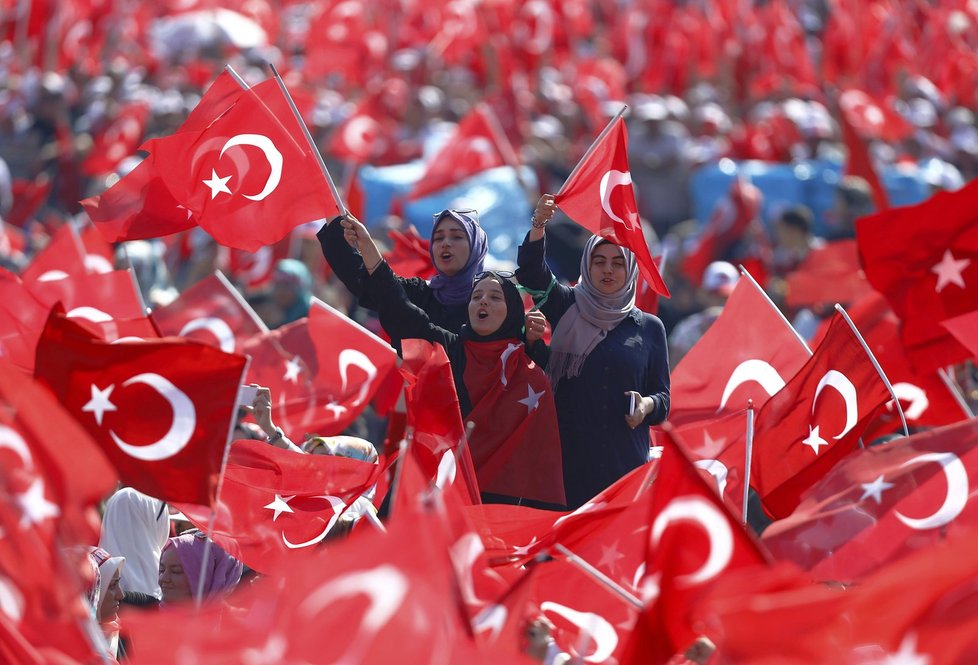 Statisíce lidí v Istanbulu v srpnu dorazily na demonstraci, kterou pod heslem Shromáždění demokratů a mučedníků svolal turecký prezident Erdogan.