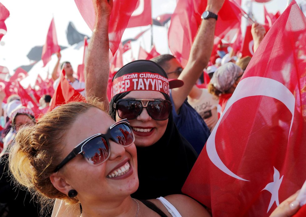 Statisíce lidí v Istanbulu v srpnu dorazily na demonstraci, kterou pod heslem Shromáždění demokratů a mučedníků svolal turecký prezident Erdogan.