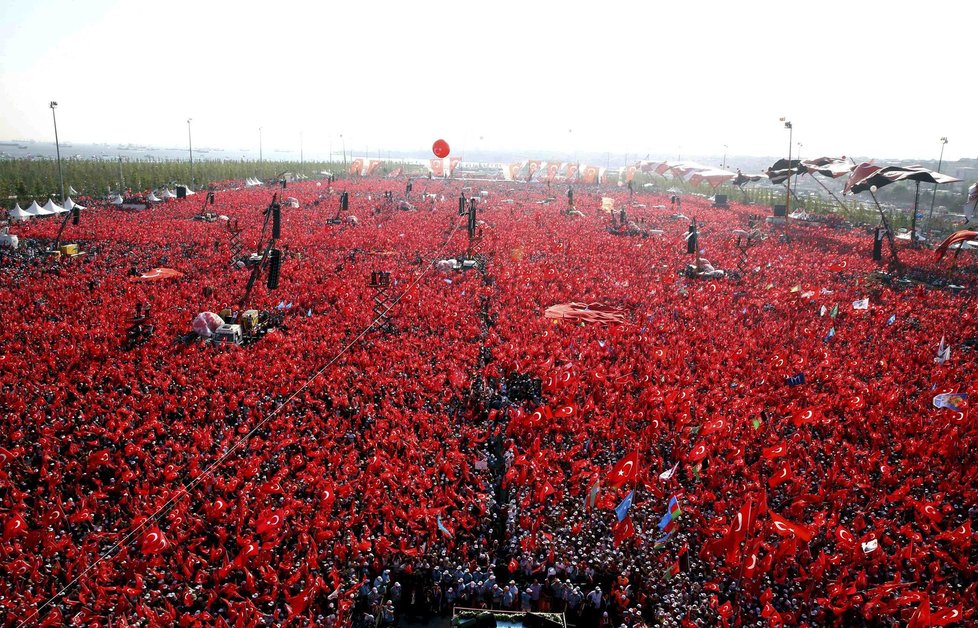 Velká istanbulská demonstrace na podporu prezidenta Erdogana