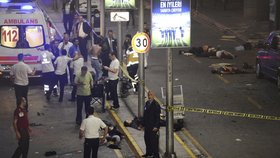 Letištěm v Istanbulu otřásly výbuchy. Šlo o sebevražedný útok.