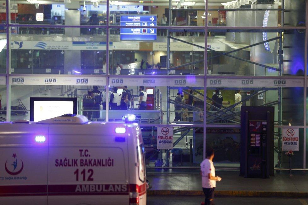 Letištěm v Istanbulu otřásly výbuchy: 10 lidí zemřelo a 40 bylo zraněno.
