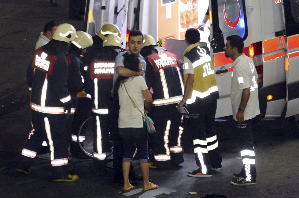 Letištěm v Istanbulu otřásly výbuchy. Šlo o sebevražedný útok.
