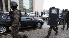 Před budovou istanbulského policejního velitelství ve středu odpoledne dva útočníci postřelili dva policejní důstojníky (ilustrační foto)