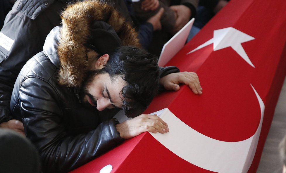 Pláč pro oběti teroristického útoku na istanbulské diskotéce