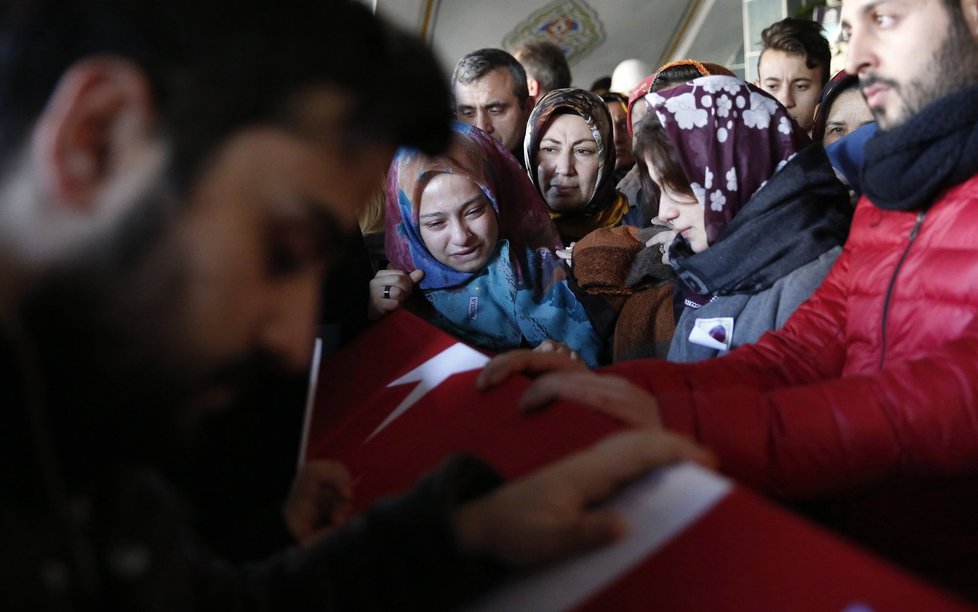 Pláč pro oběti teroristického útoku na istanbulské diskotéce
