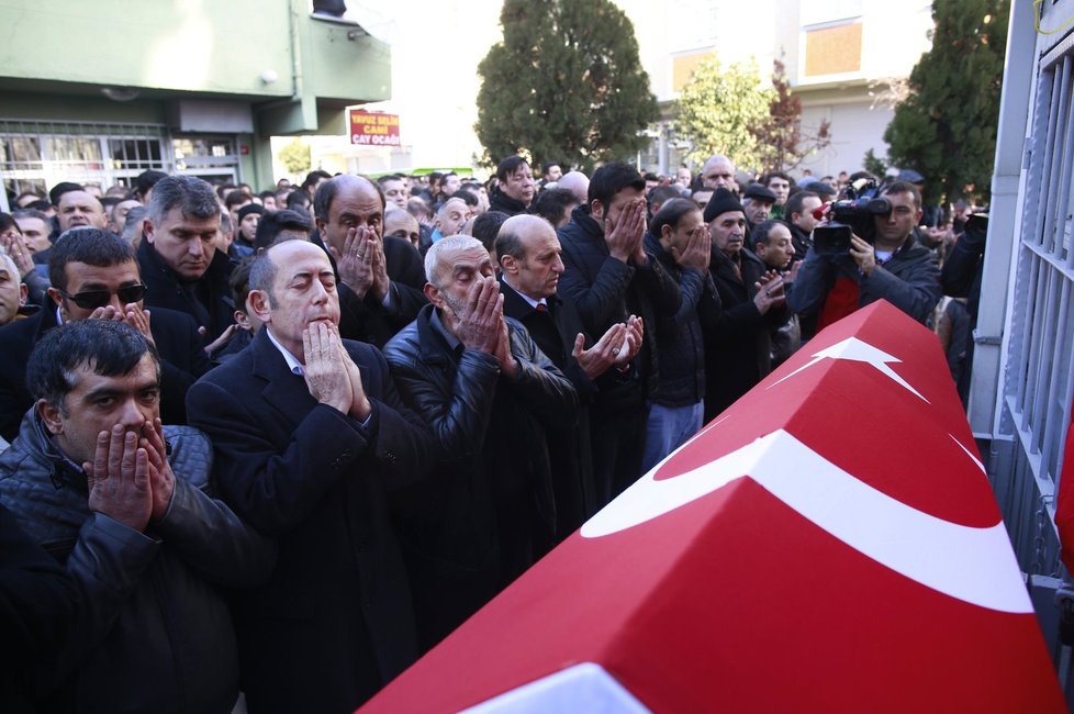 Pláč pro oběti teroristického útoku na istanbulské diskotéce