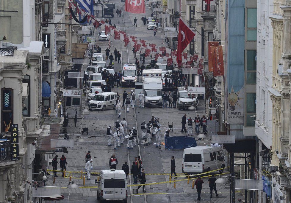 Turecko: V Istanbulu se na pěší zóně odpálil sebevražedný atentátník.