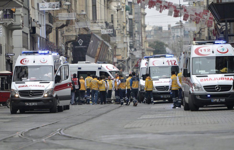 Turecko: V Istanbulu se na pěší zóně odpálil sebevražedný atentátník.