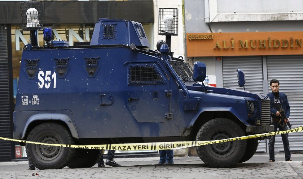 Turecko: V Istanbulu se na pěší zóně odpálil sebevražedný atentátník.