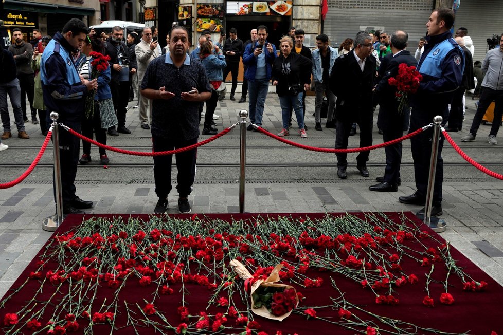Pietní místo za oběti útoku v Istanbulu (14.11.2022)