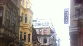 V centru Istanbulu se zřítily dvě budovy:  Zatím žádné zprávy o obětech.