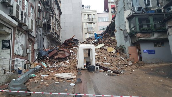V centru Istanbulu se zřítila pětipatrová budova.
