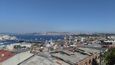 Pohled na střechy istanbulských domů s Bosporskou úžinou.