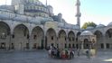 Nádvoří jedné z mešit ve starém městě
