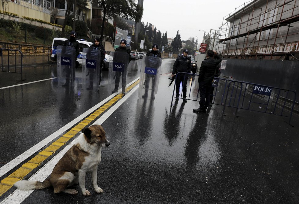 Útok na diskotéce v Istanbulu si vyžádal nejméně 39 obětí.