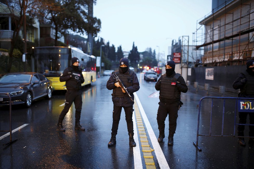 Útok na diskotéce v Istanbulu si vyžádal nejméně 39 obětí.