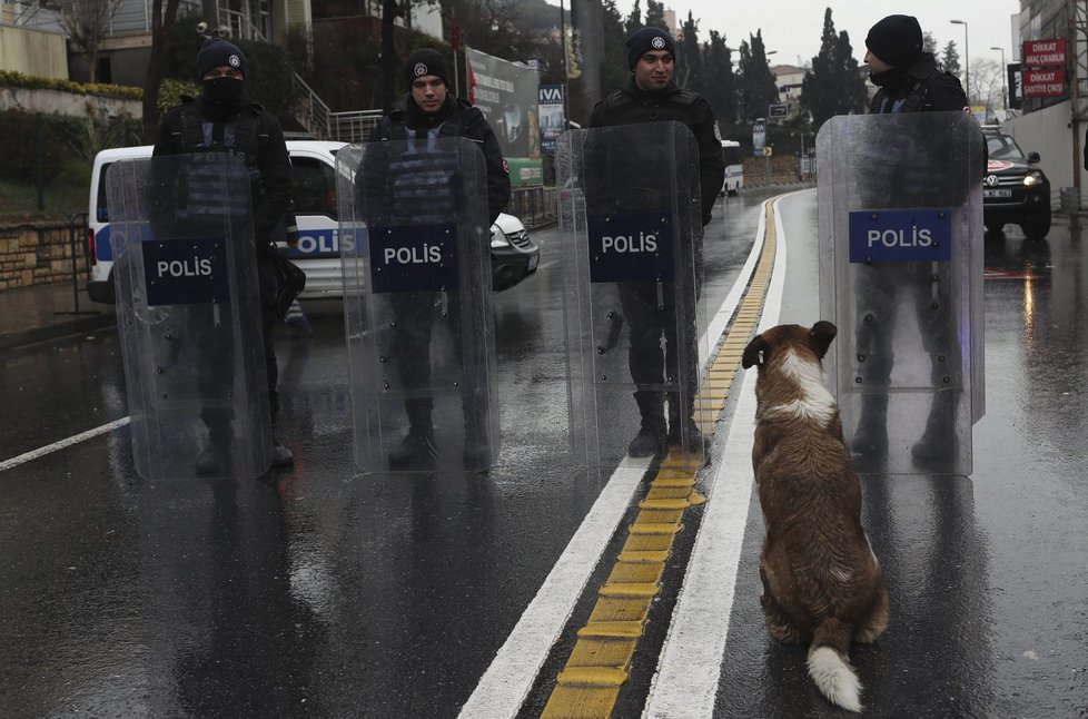 Útok na klub v Istanbulu si vyžádal minimálně 39 obětí.